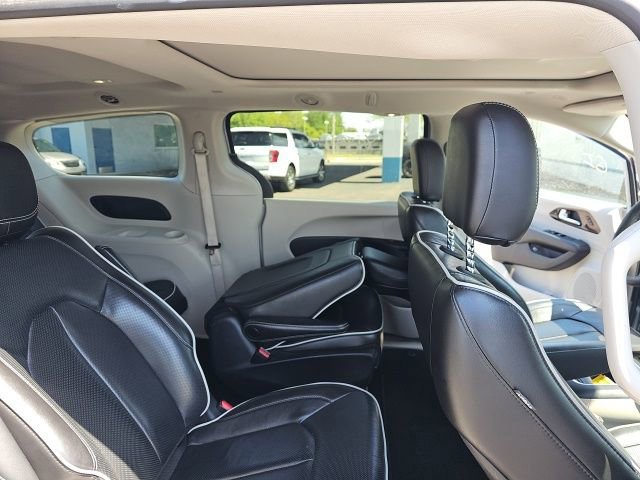 Used 2023 Chrysler Pacifica Limited image 4