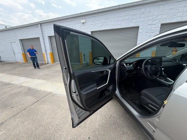 Used 2019 Toyota RAV4 LE w/ Carpet Mat Package FWD image 25