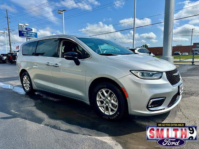 Used 2024 Chrysler Pacifica Touring-L FWD image 3