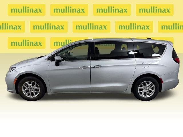 Used 2023 Chrysler Pacifica Touring-L FWD image 12