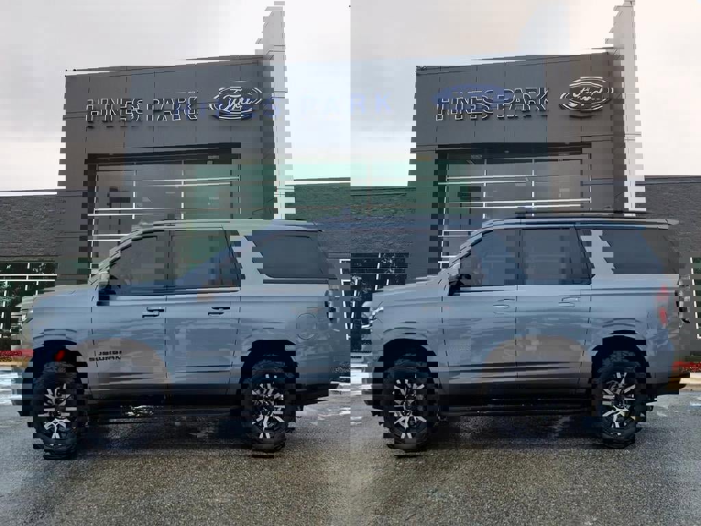 Used 2021 Chevrolet Suburban RST w/ Luxury Package image 4