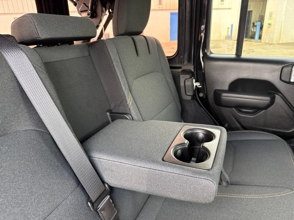 Used 2024 Jeep Wrangler Unlimited AWD/4WD image 39
