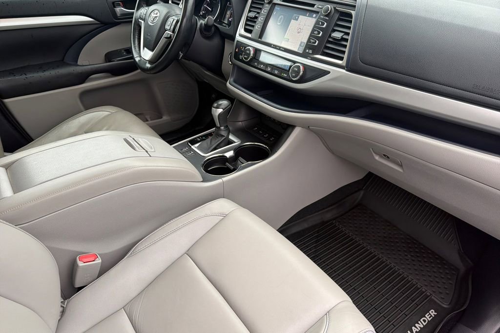 Used 2018 Toyota Highlander XLE image 16