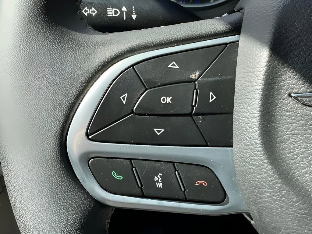 Used 2023 Chrysler Pacifica Touring-L image 27