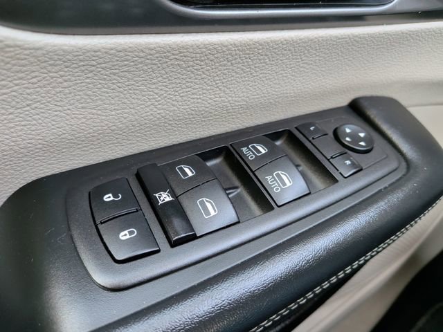 Used 2023 Chrysler Pacifica Touring-L FWD image 27