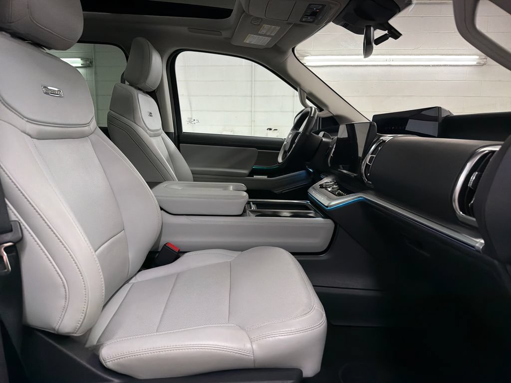 Certified 2025 Ford Expedition Platinum w/ Driver's Package AWD/4WD image 33