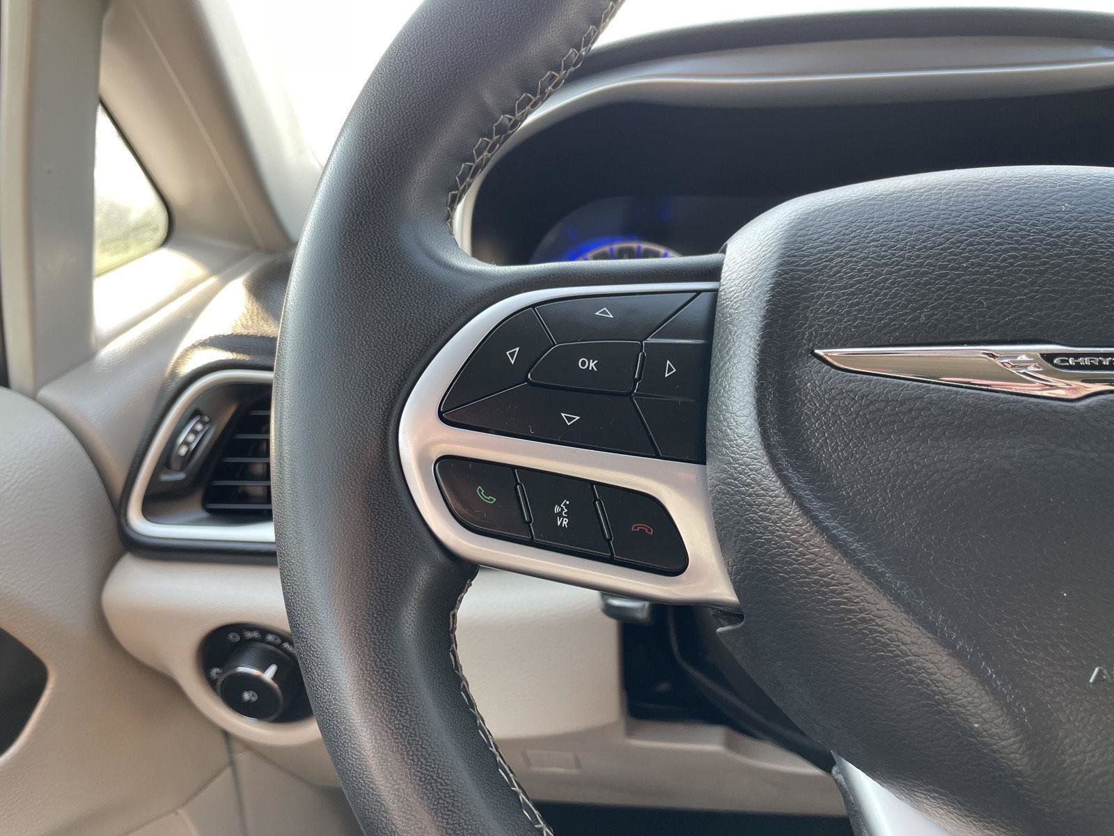 Used 2023 Chrysler Pacifica Touring-L FWD image 13