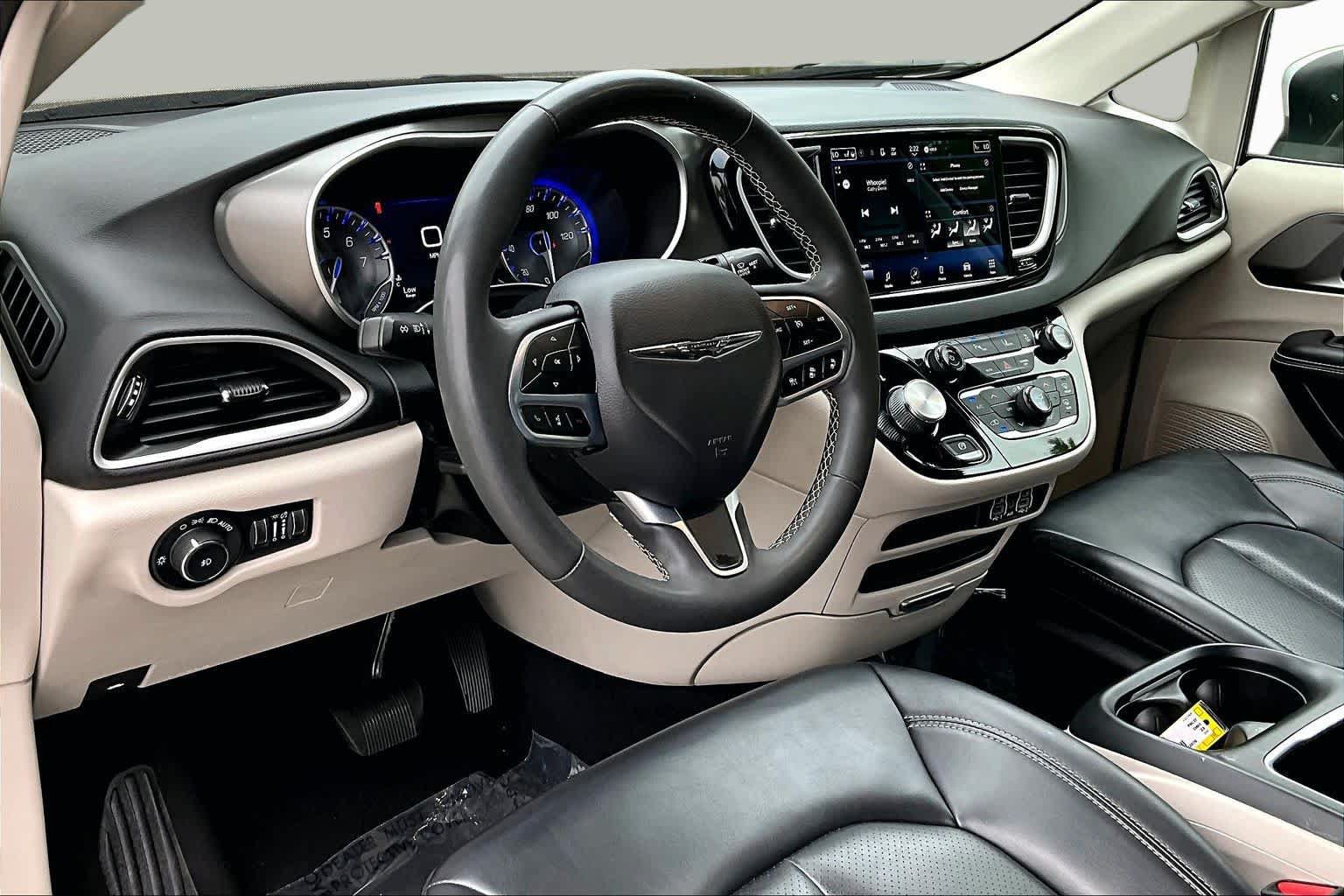 Used 2023 Chrysler Pacifica Touring-L FWD image 18