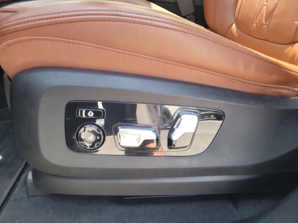 Used 2024 BMW X7 xDrive40i w/ M Sport Package AWD/4WD image 22