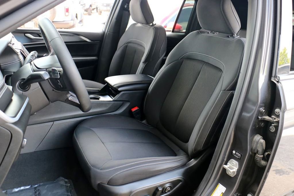 Used 2024 Jeep Grand Cherokee Laredo RWD image 17