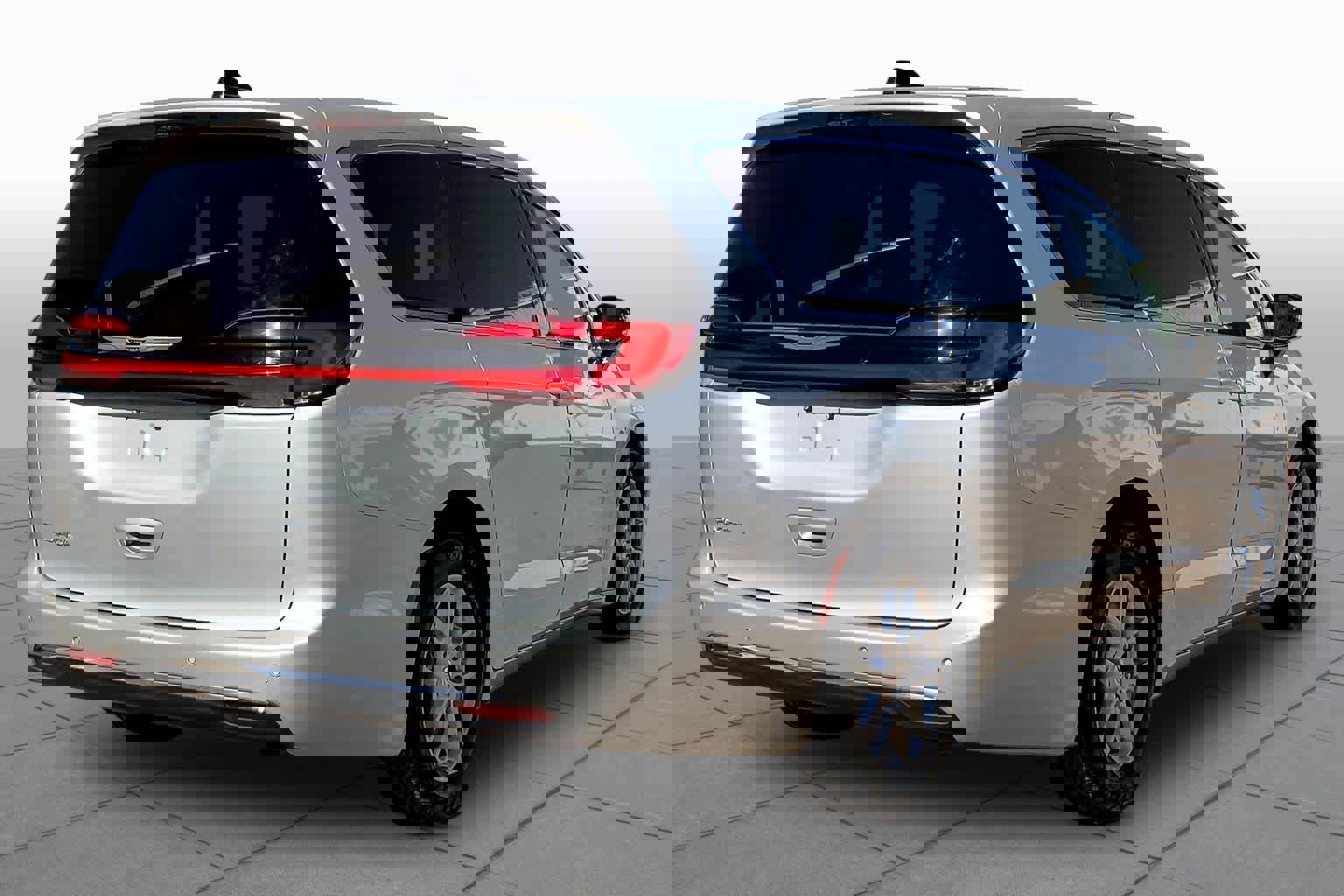 Used 2024 Chrysler Pacifica Touring-L image 3