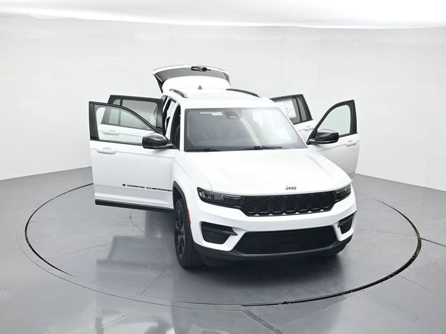 Used 2023 Jeep Grand Cherokee Altitude RWD image 45