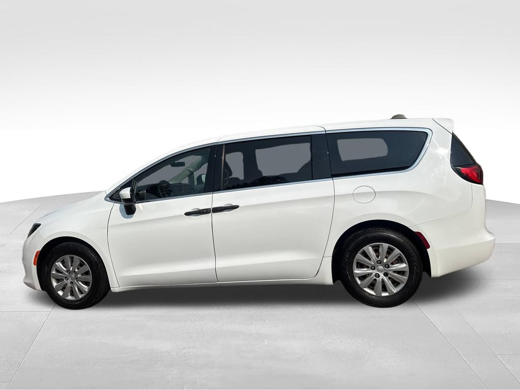 Used 2020 Chrysler Voyager L FWD image 4