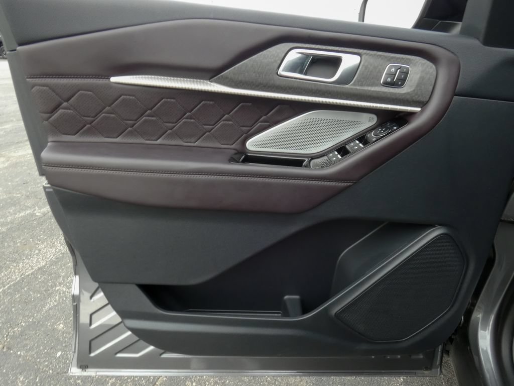 Certified 2025 Ford Explorer Platinum w/ Ultimate Package AWD/4WD image 8