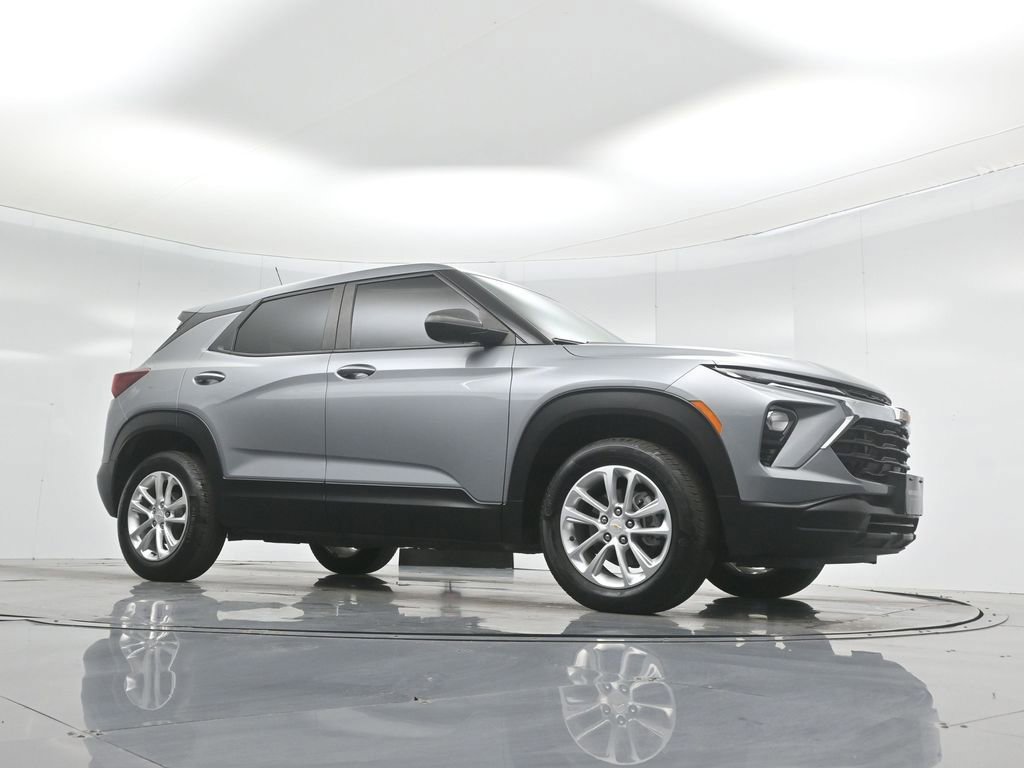 Used 2024 Chevrolet TrailBlazer LS image 2