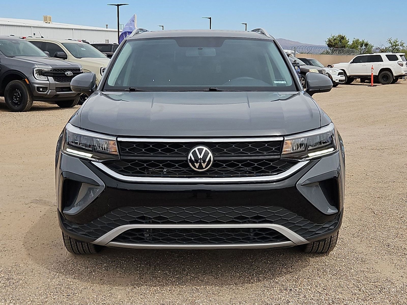 Used 2022 Volkswagen Taos SE w/ Panoramic Sunroof Package FWD image 2
