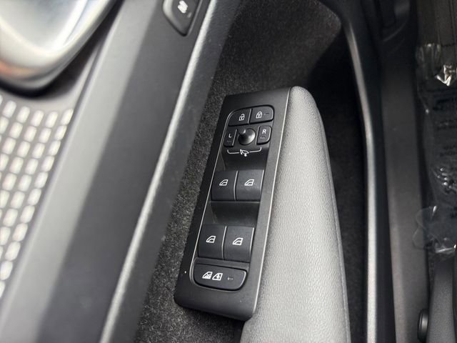 Used 2021 Volvo XC40 P8 Recharge image 13