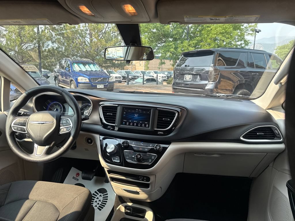 Used 2020 Chrysler Voyager L FWD image 27