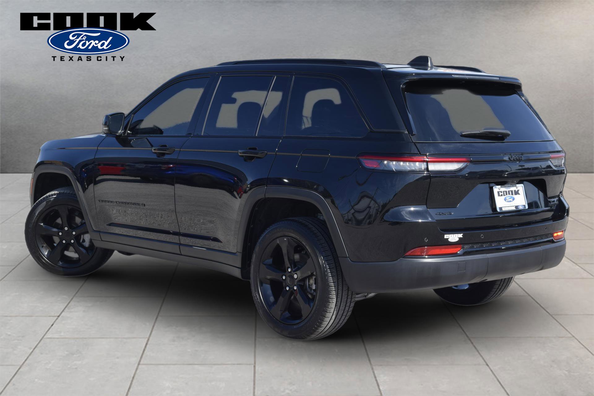 Used 2025 Jeep Grand Cherokee Limited w/ Black Appearance Package AWD/4WD image 4
