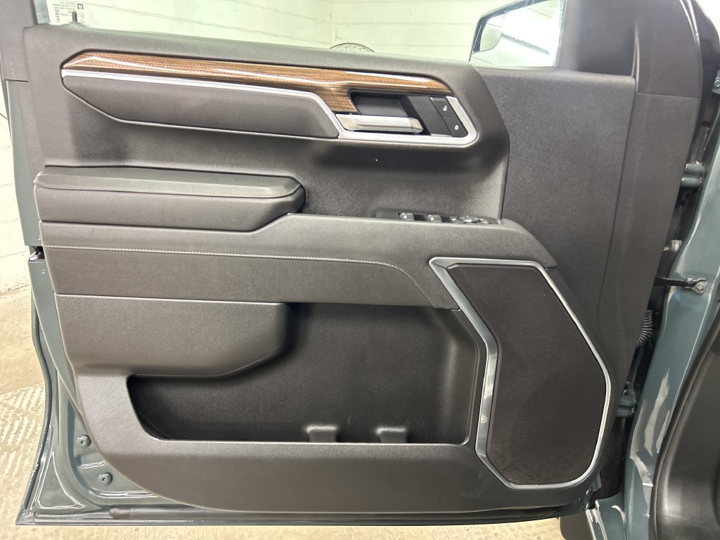 Used 2025 Chevrolet Silverado 1500 LT AWD/4WD image 16