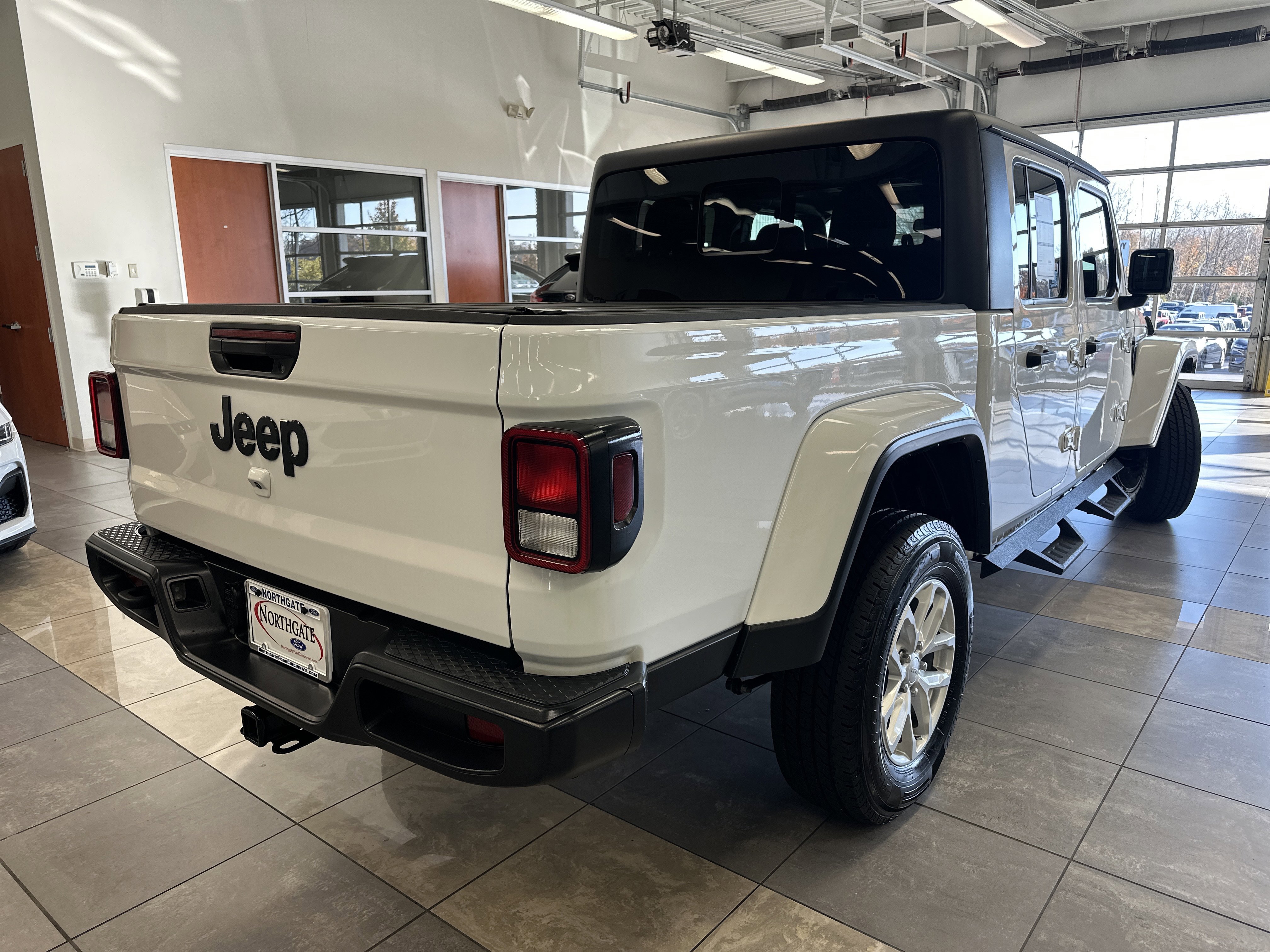 Used 2023 Jeep Gladiator Sport image 5