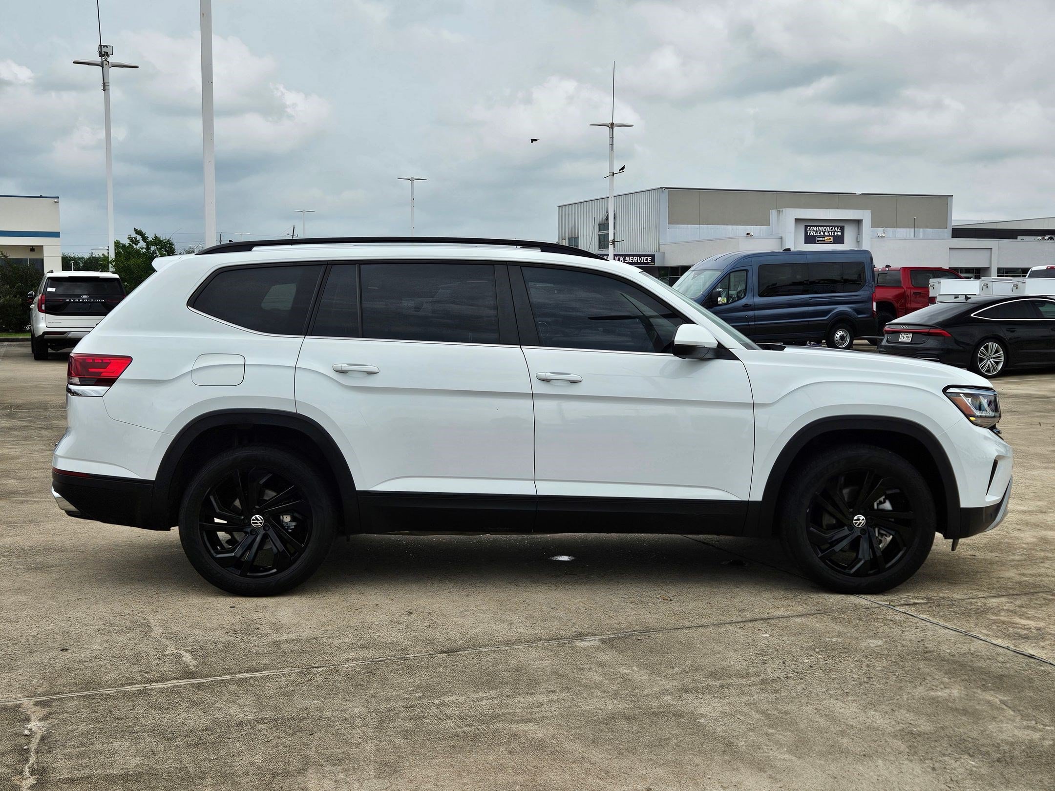 Used 2023 Volkswagen Atlas SE w/ Panoramic Sunroof Package FWD image 2