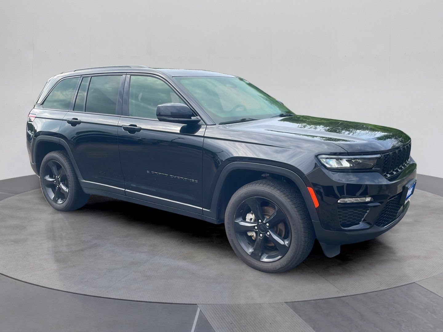 Used 2023 Jeep Grand Cherokee Limited w/ Black Appearance Package AWD/4WD image 3