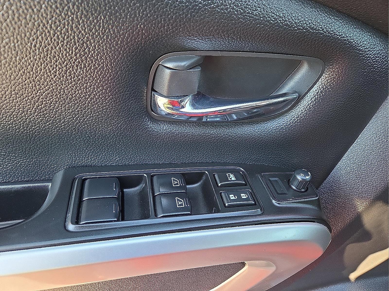 Used 2024 Nissan Titan SV image 13