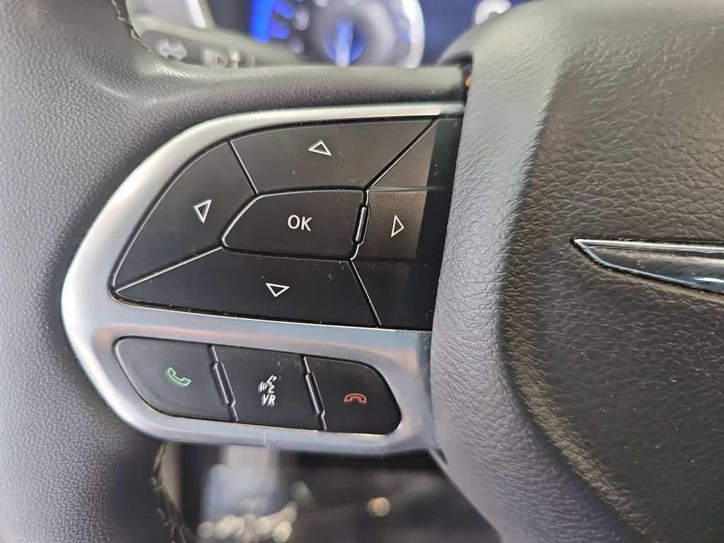 Used 2023 Chrysler Pacifica Touring-L FWD image 17