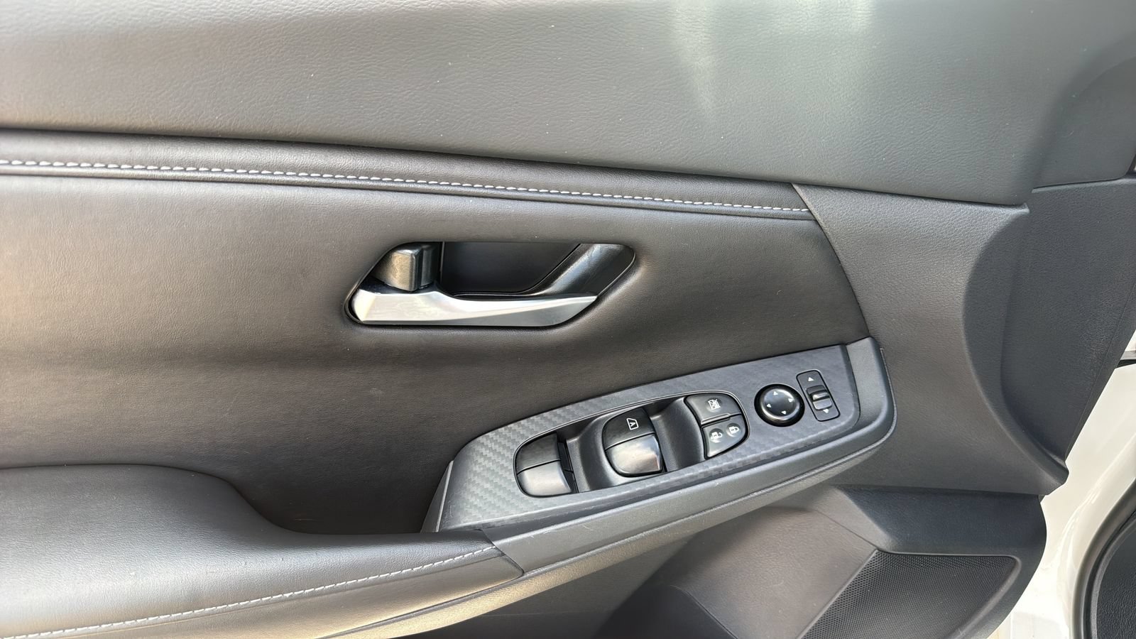 Used 2025 Nissan Sentra SV FWD image 9