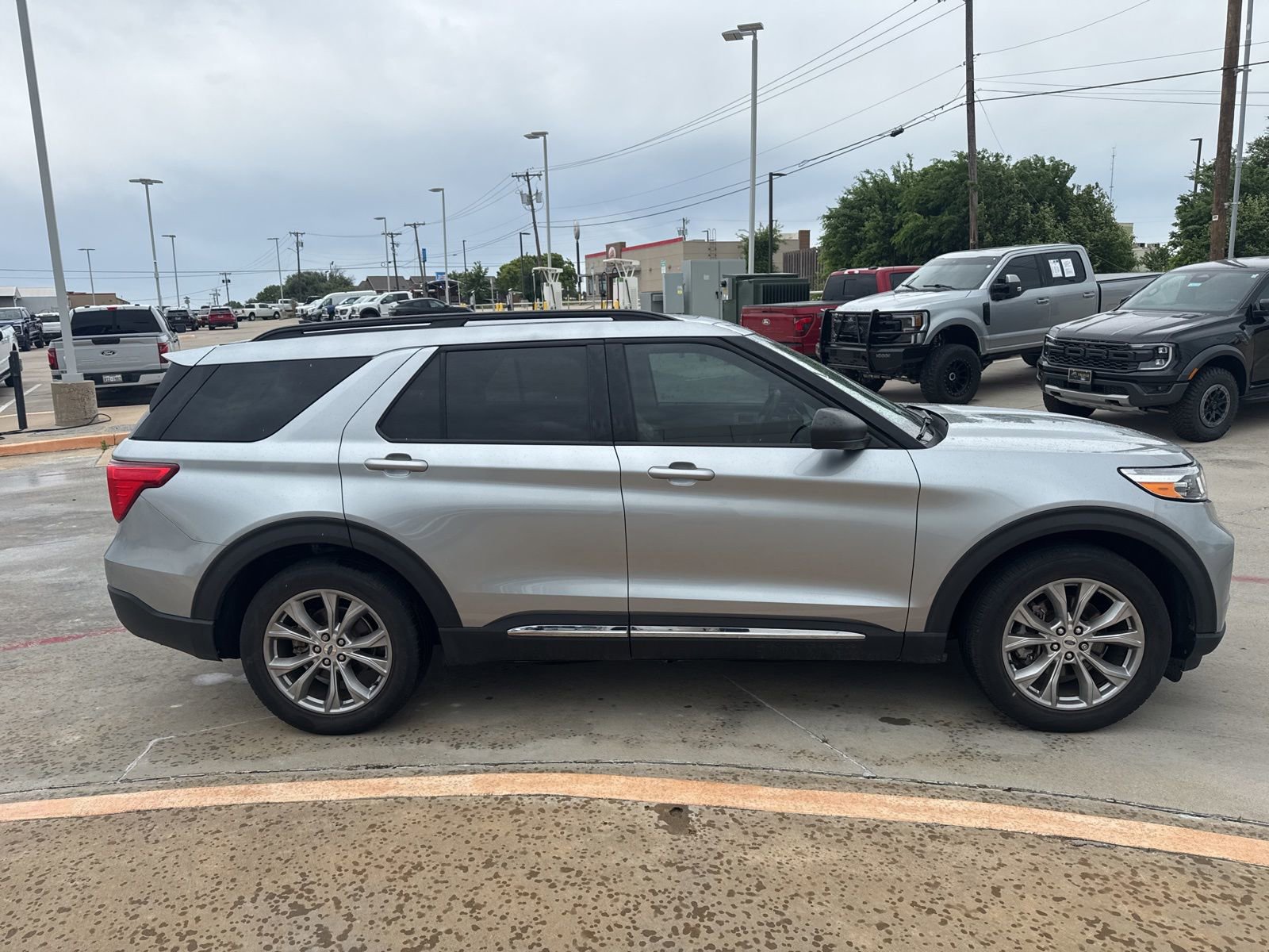 Certified 2022 Ford Explorer XLT w/ Equipment Group 202A RWD image 4