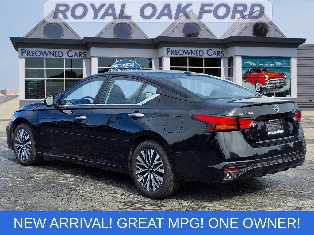 Used 2025 Nissan Altima 2.5 SV FWD image 2