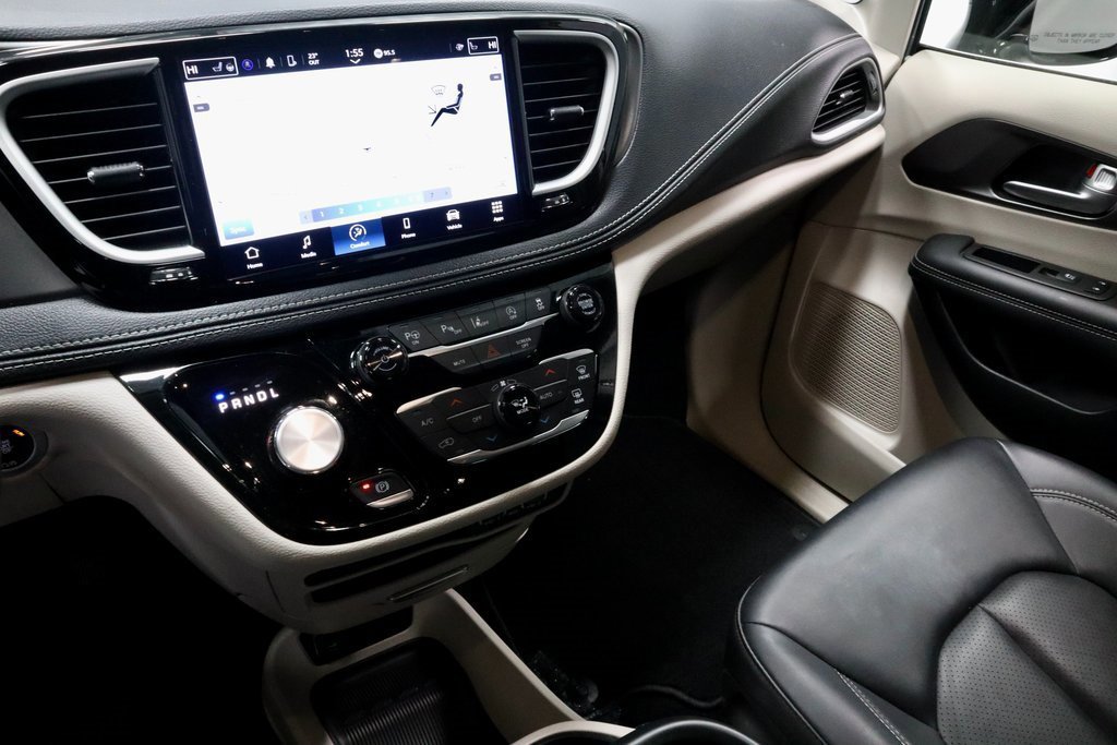 Used 2024 Chrysler Pacifica Touring-L image 31