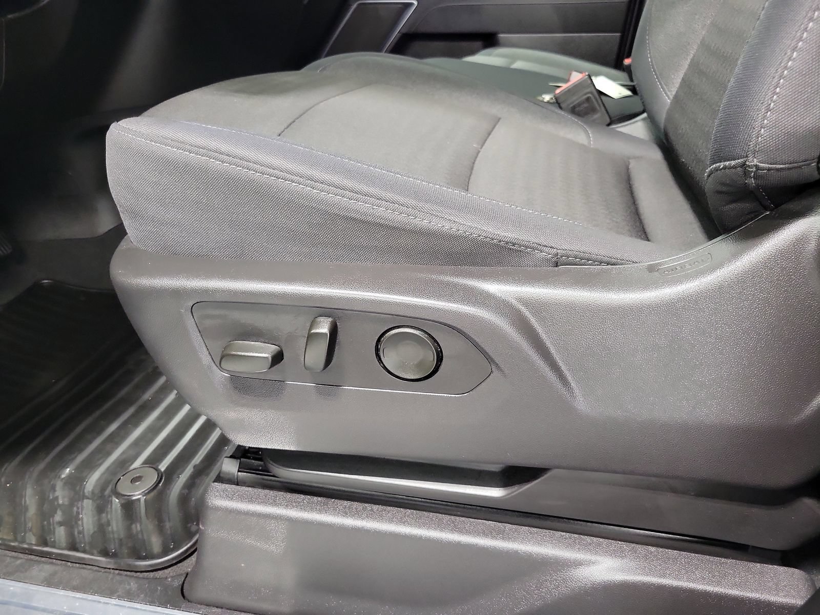 Used 2025 Chevrolet Silverado 1500 LT AWD/4WD image 9