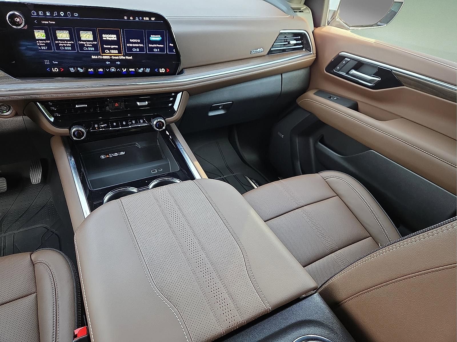 Used 2025 Chevrolet Tahoe High Country AWD/4WD image 13
