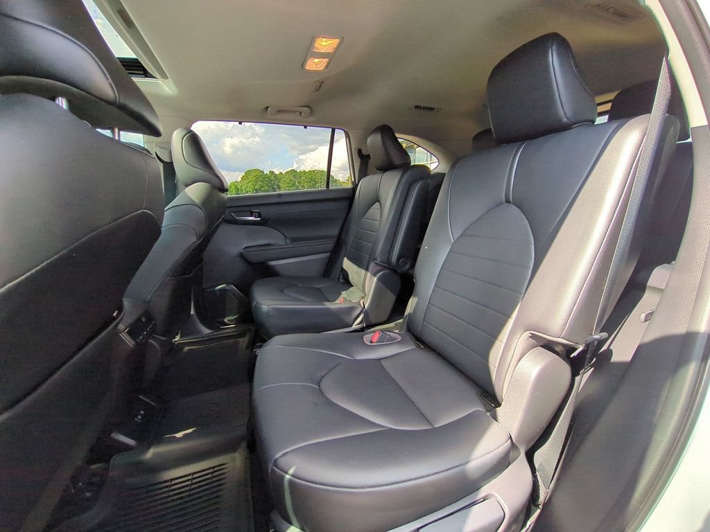 Used 2021 Toyota Highlander XLE FWD image 27
