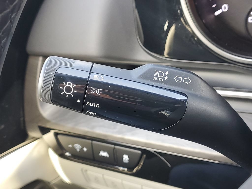 Used 2024 Kia Carnival EX FWD image 23