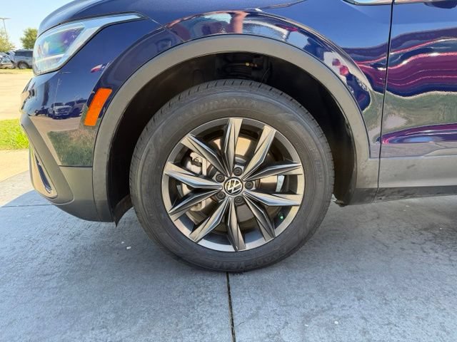 Used 2023 Volkswagen Tiguan SE w/ Panoramic Sunroof Package FWD image 4