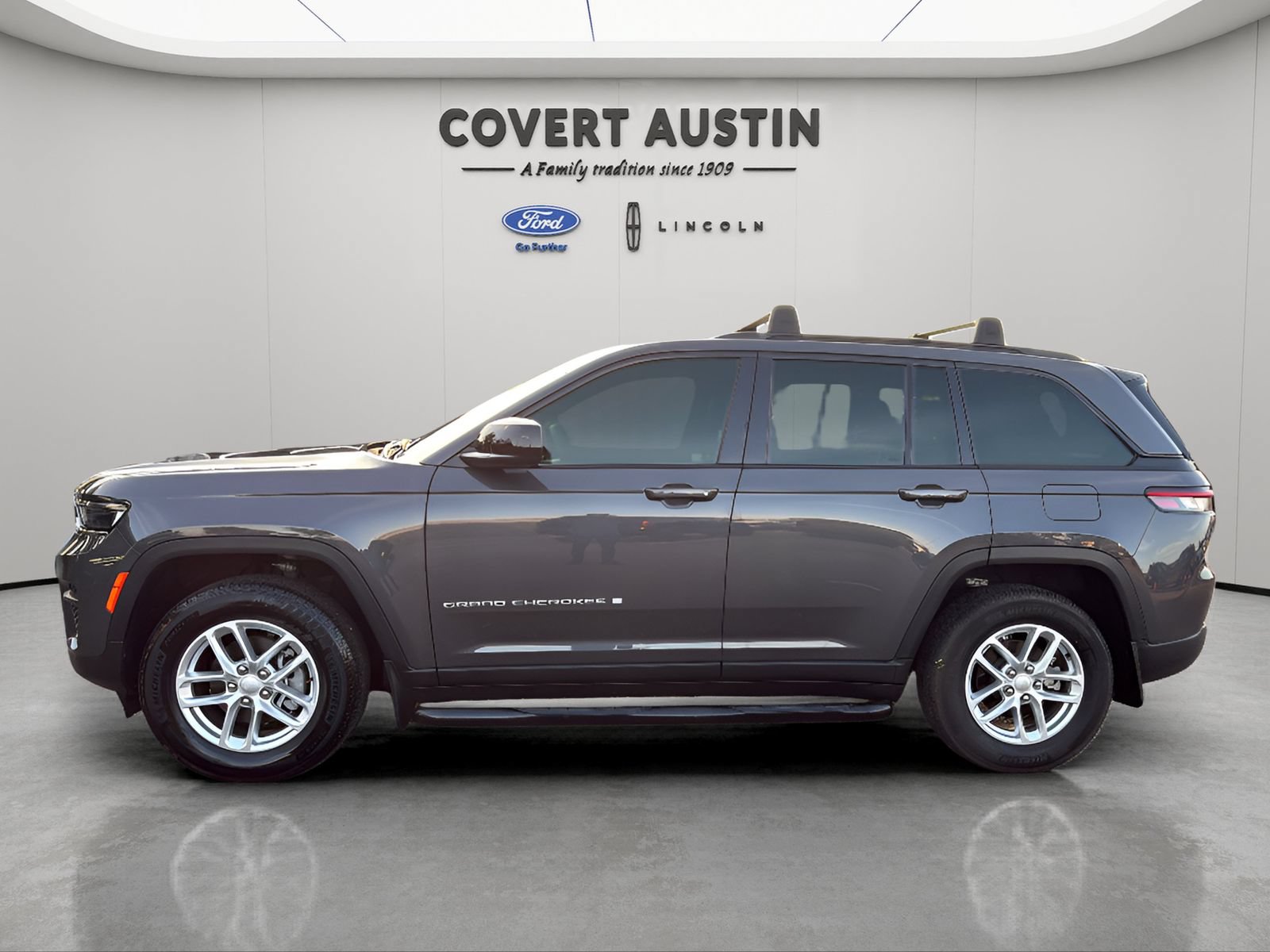 Used 2025 Jeep Grand Cherokee Laredo X w/ Luxury Tech Group I AWD/4WD image 2