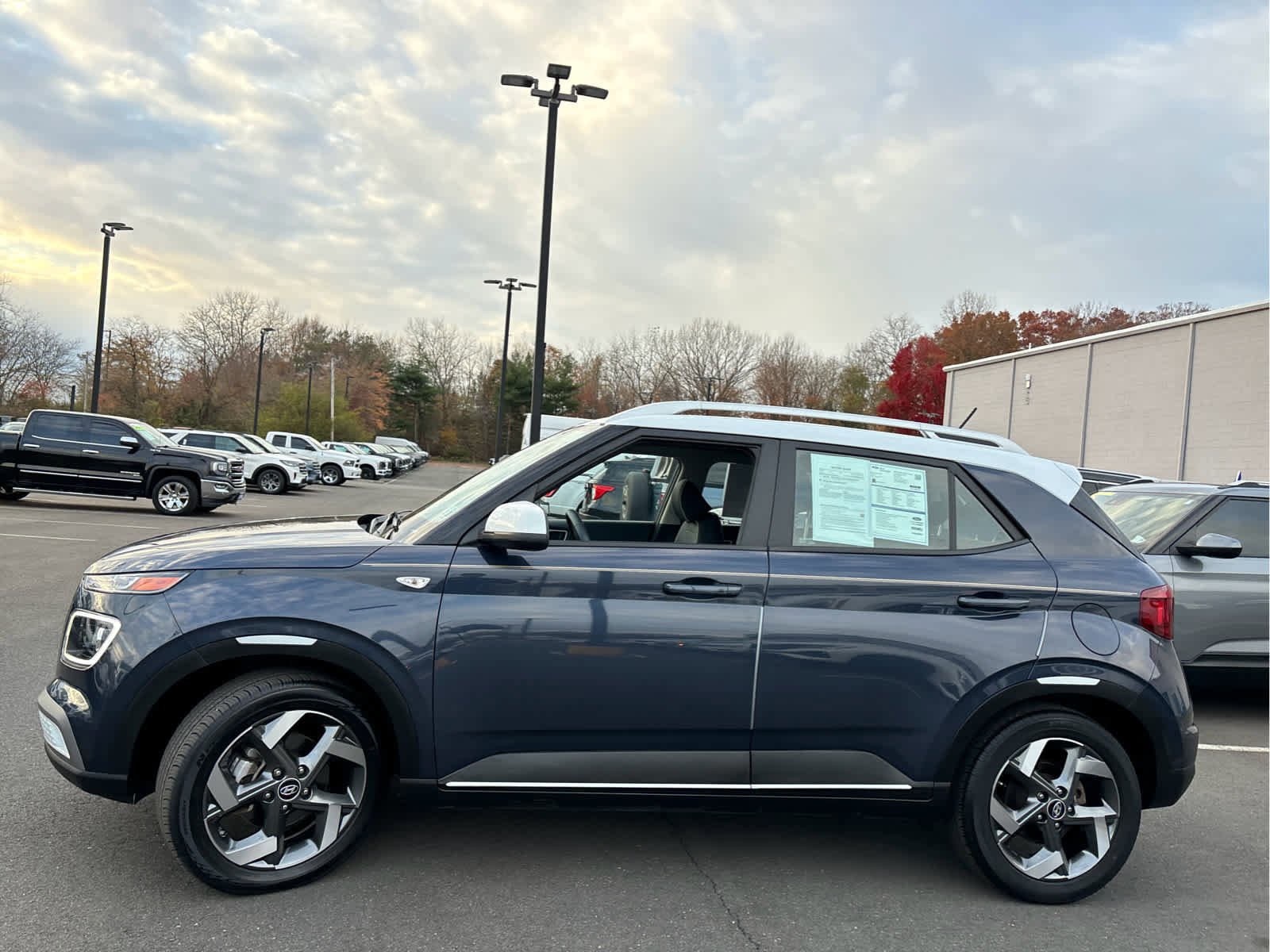 Used 2023 Hyundai Venue Limited image 2