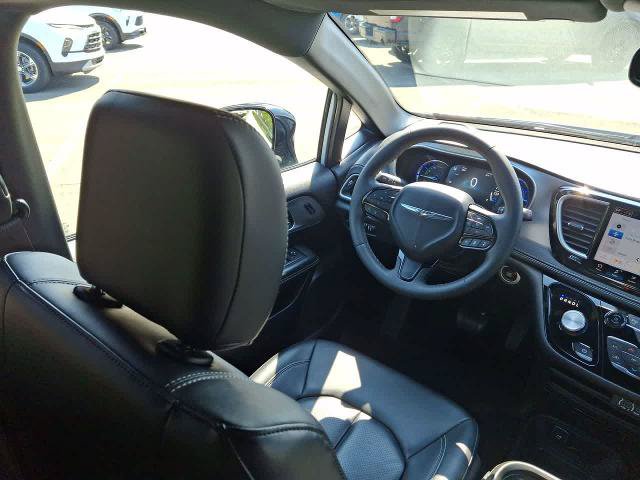 Used 2024 Chrysler Pacifica Limited FWD image 15