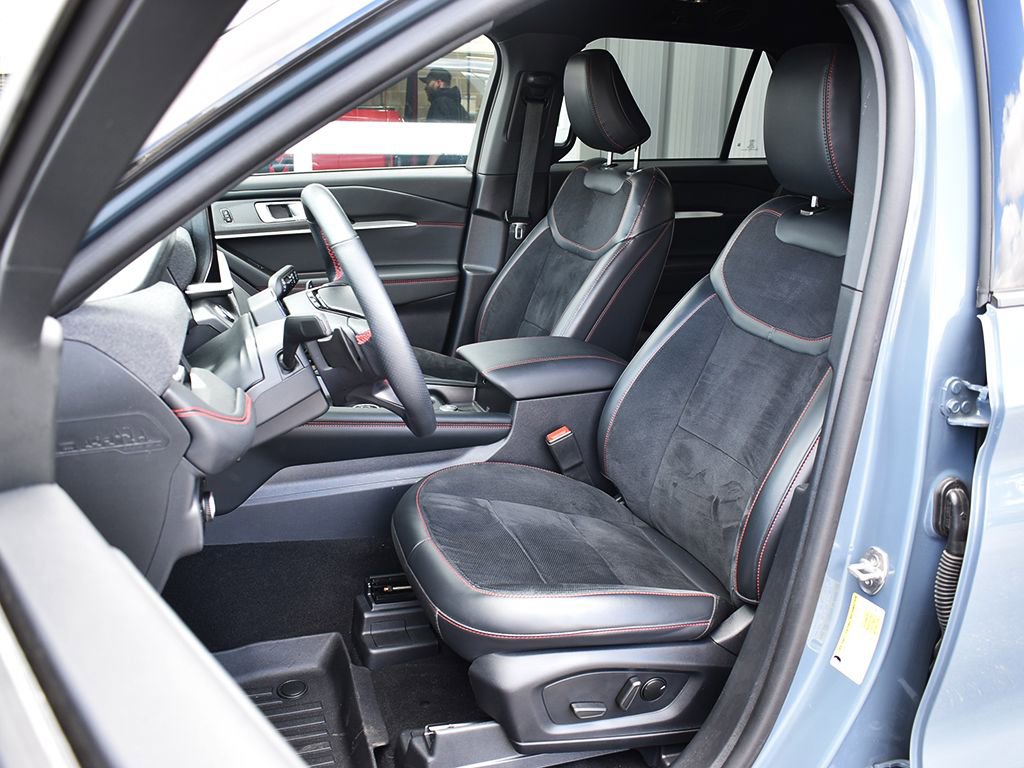 Certified 2025 Ford Explorer ST AWD/4WD image 5