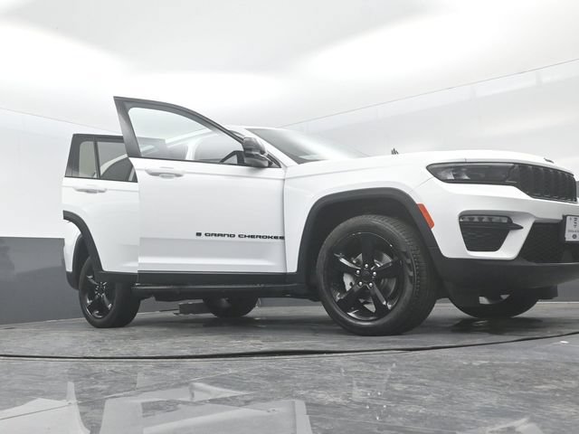 Used 2023 Jeep Grand Cherokee Limited w/ Black Appearance Package AWD/4WD image 31