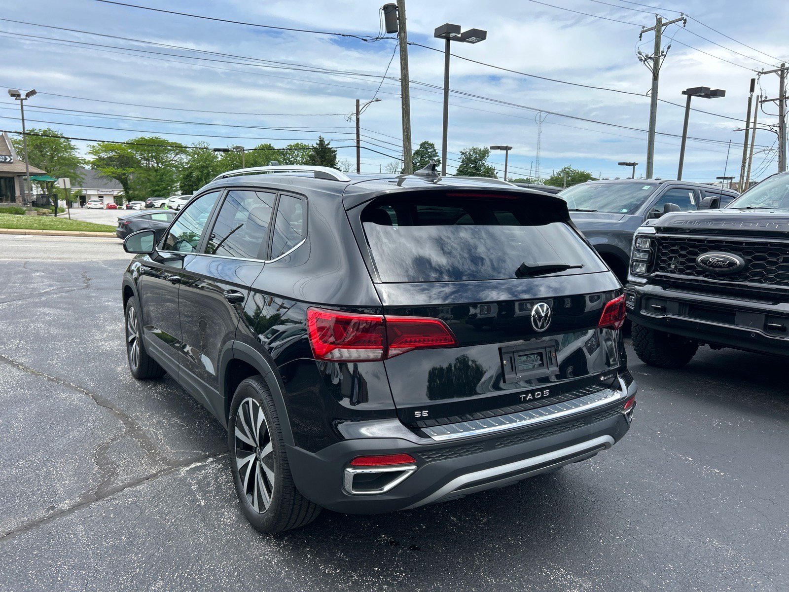 Used 2022 Volkswagen Taos SE w/ Panoramic Sunroof Package AWD/4WD image 13