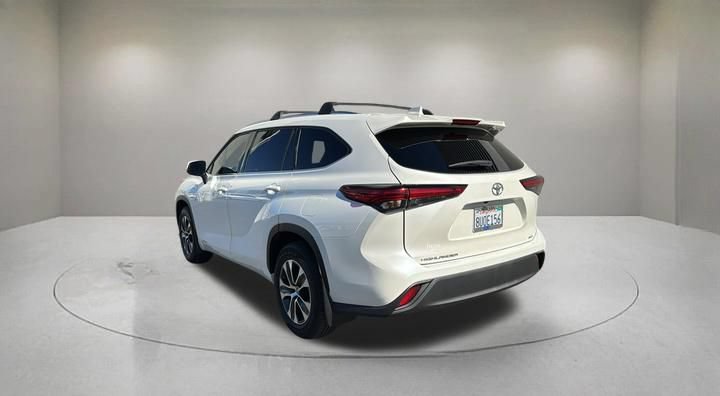 Used 2021 Toyota Highlander XLE FWD image 4