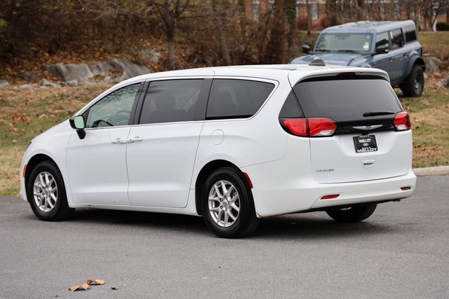 Used 2024 Chrysler Voyager LX image 2