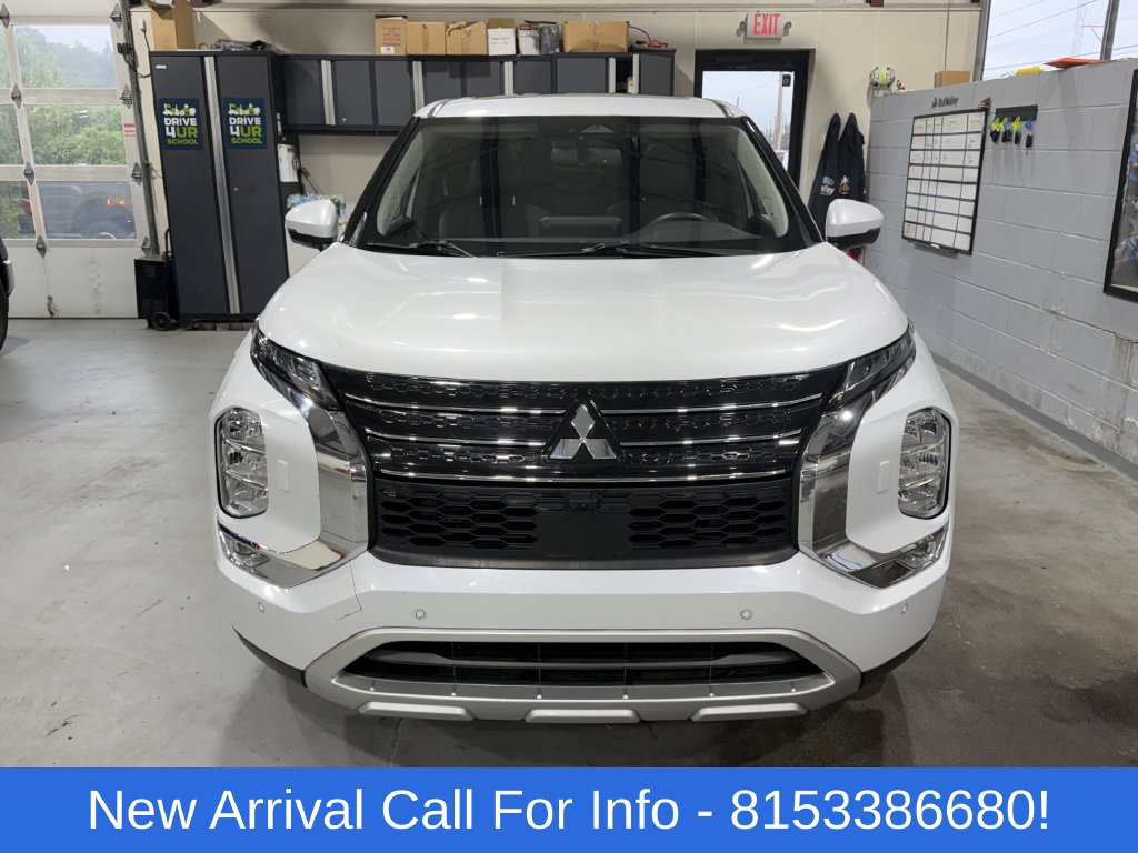 Used 2024 Mitsubishi Outlander SE AWD/4WD image 3