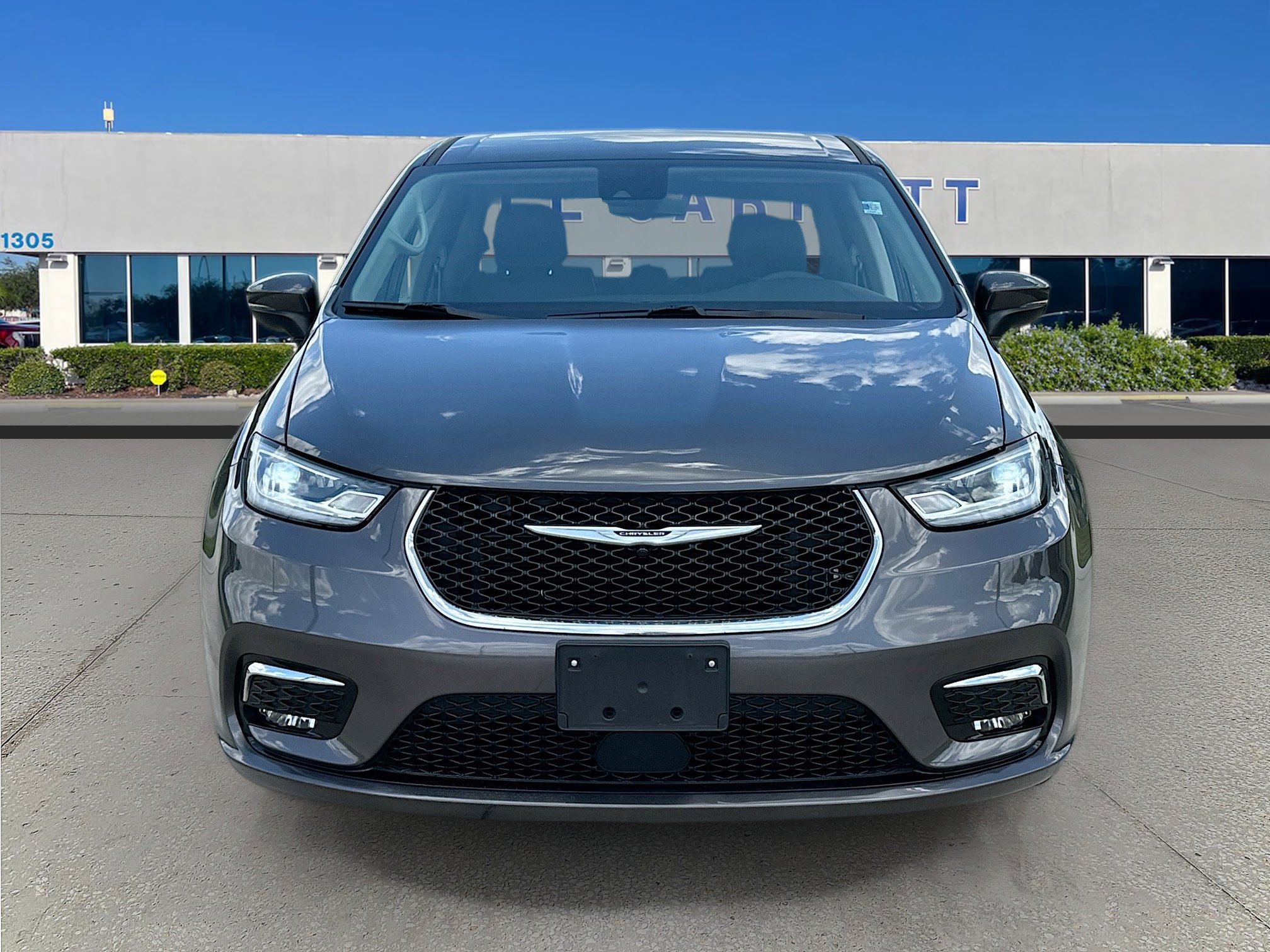 Used 2023 Chrysler Pacifica Touring-L FWD image 2