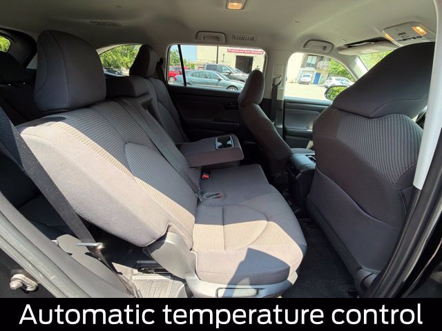 Used 2023 Toyota Highlander LE AWD/4WD image 19