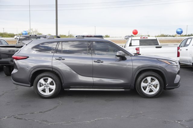 Used 2021 Toyota Highlander LE image 3